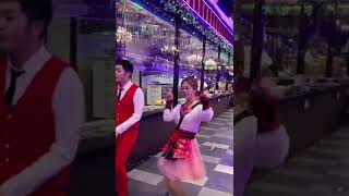 【中国SNS】中国のよく分からんレストランのホールダンス【切り抜き】