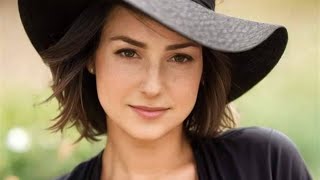 Milana Vayntrub's Bikini Photo Is A Feast For Eyeballs