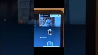 طلاب يرتدون ثياب كالاشباح في احد صفوف الاونلاين./student wears a ghost mask during online clas