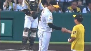 ファンの少年にサインボールをプレゼントする西勇輝