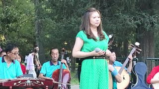 美女演唱《儿行千里》，歌声感人肺腑，献给亲爱的妈妈！