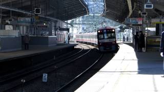 危うく吹き飛ばされそう　京急鶴見駅高速通過1000系