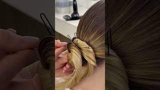 Как пошагово сделать гладкий пучок из двух жгутов #прическа #hairstyle