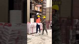 貴州字母哥在工地上終於挖掘另外一名巨星，那就是∶工地詹姆斯