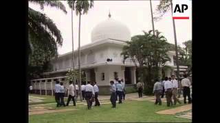 INDONESIA: PRESIDENT HABIBIE PRAYS AT BAITULRAHMAN MOSQUE