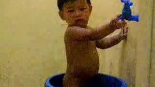 CuRt's tAk!nG a BaTh