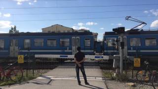 Plattformsbommar och järnvägsövergång Vallentuna / Swedish level crossings