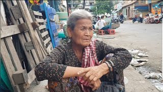 Grandmother Suon,74 years old,lonely,begging on the street,received money from Cambodian Americans