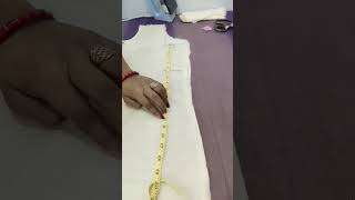 कुर्ती को कटने  का आसान तरीका#trending #fashion #youtubeshorts  #kurticutting #diy