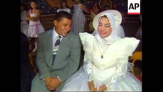 EGYPT: 216 COUPLES TIE THE KNOT IN MASS WEDDING