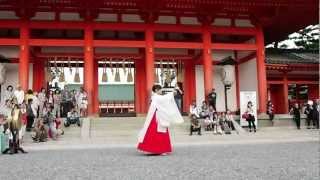 日吉大社東本宮神輿 平安神宮応天門前にて神楽奉納 Shrine Maiden