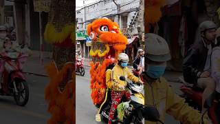 Lân Đi Xe Gắn Máy #funny #mualantet2025 #liondance #mualanongdia #mualanhay #bibitv #muaongdia