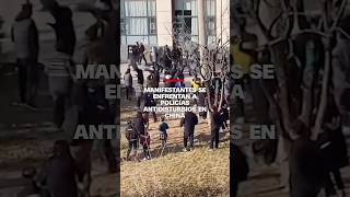 Manifestantes se enfrentan a policías antidisturbios en China