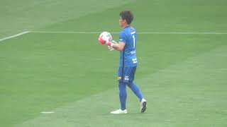 【神業】浦和レッズ・西川周作選手と岩波拓也選手の試合直前ボールケースチャレンジ