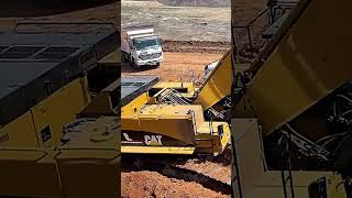 CAT 385C in Action: Powerhouse Excavator Loading Like a Beast!
