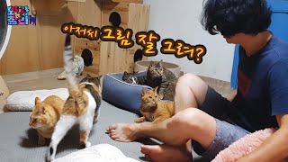 화가 집사는 12마리 고양이와 이렇게 살고 있습니다. / 아빠 품에 안기길 좋아하는 고양이.