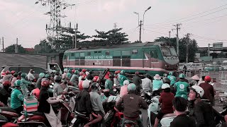 Train SE10 Saigon - Hanoi passing Binh Trieu railway crossing (2019)