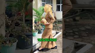 PNS Tua Cantik Berjilbab Bawa Buah Kelapa Muda