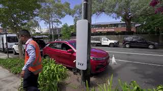 Ausgrid EV charger installed on a power pole in Glebe. Watch how they did it.