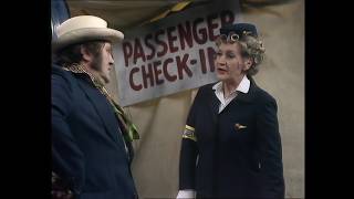 Holiday with Strings (1080p) st. Les Dawson, Mollie Sugden, Patricia Hayes, Frank Thornton