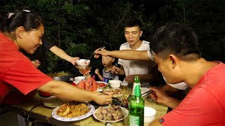 Pangmei and her cousin went to the mountains to pick foods, Dayang enjoyed double flavor hot pot