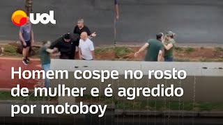 Homem cospe no rosto de mulher e é agredido por motoboy em São Paulo; vídeo mostra o momento