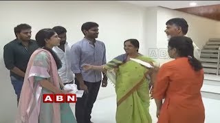 Paritala Sunitha Invites CM Chandrababu Naidu For Her Daughter's Marriage | ABN Telugu