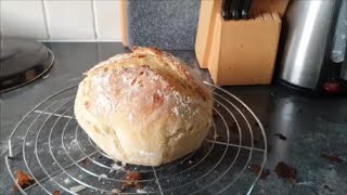 brood bakken met zelf gemaakte gist in een pan