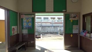 阿字ヶ浦駅の駅舎内風景とホームに停車中のひたちなか海浜鉄道キハ11形