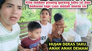 Hujan Lebat Saya Dan anak anak berhenti di sini sambil makan 3 jenis gorengan