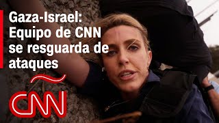 Momento en el que equipo de CNN se refugia por ataque de cohetes en la frontera entre Israel y Gaza