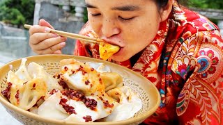 Aduo got some wild chives and made dumplings again, it’s easy for her to eat 50 dumplings