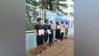 HK parents guard their children at school gate 香港家長校門口掃走黑衣人