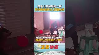 夜晚街上出現暖心一幕，水果夫妻在路邊擺攤，他們的狗狗在旁邊玩氣球，也許是狗狗玩的太快樂，引來路過的行人紛紛加入當中！