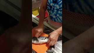 How to remove fish scales ใช้ช้อนขูดเกล็ดปลาแบบง่ายๆ ไม่ยุ่งยาก #shorts