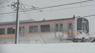 雪を巻き上げるE129系B16編成　信越本線上り普通432M　新潟→長岡