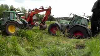 Fendt 820 met triple maaier verzakt in Gouderak