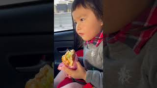 2歳7ヶ月｜マックのハンバーガーを食べるあんちゃん❤️