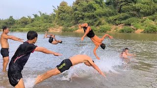 Swimming in the Moei river  (  ပီၢ်ထံလၢသူမှဲကျိ  ) 🌈🌈🌊🌊