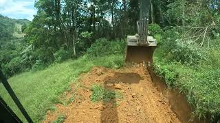 escavadeira abrindo estrada mumu