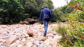 A Fujian man found a rocky beach deep in the mountains, and there was a family of three inside!