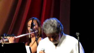 Dariush - Cheshme Man, singing with the crowd!