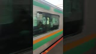 箱根の玄関口小田原駅を出発し、高崎駅を目指して、辻堂駅を通り過ぎていく東海道本線Ｅ２３１系Ｅ２３３系