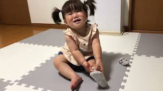 【生後1年2カ月】靴下脱ぎたいだけなのに…　She just wants to take off her socks...　#可愛い赤ちゃん  #幼児 #vlog