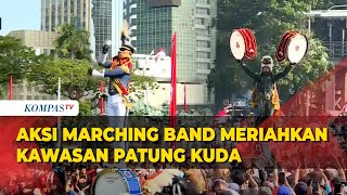 Penampakan Warga Padati Kawasan Patung Kuda Lihat Aksi Marching Band di Kirab Bendera Merah Putih