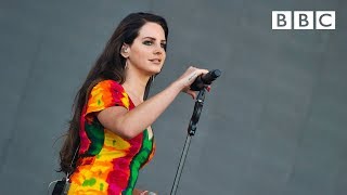 Lana Del Rey performs 'Ultraviolence' | Glastonbury 2014 - BBC