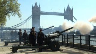 Salve di cannone per i 96 anni della Regina Elisabetta a Londra