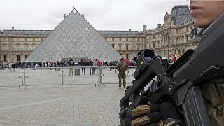 Fransız askeri Paris'te ateş açtı