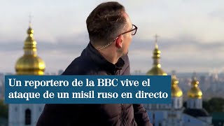 El impactante momento en el que un reportero de la BBC vive el ataque de un misil ruso en directo