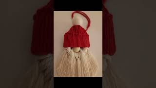 Adorno Navideño de Santa Claus en Macramé con Aro de Madera - Decoración Única y Artesanal